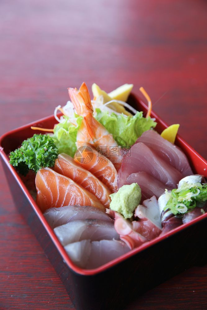 生鲑鱼寿司加蔬菜图片