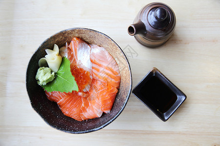俯视图黑碗里的鲑鱼寿司加鱼子酱图片