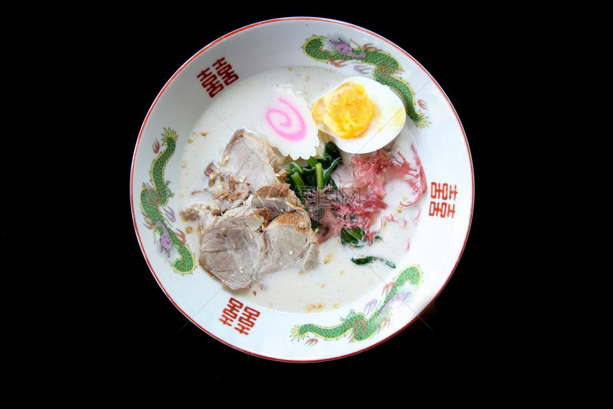 俯视图带双喜纹案碗里的鸡蛋肉面图片