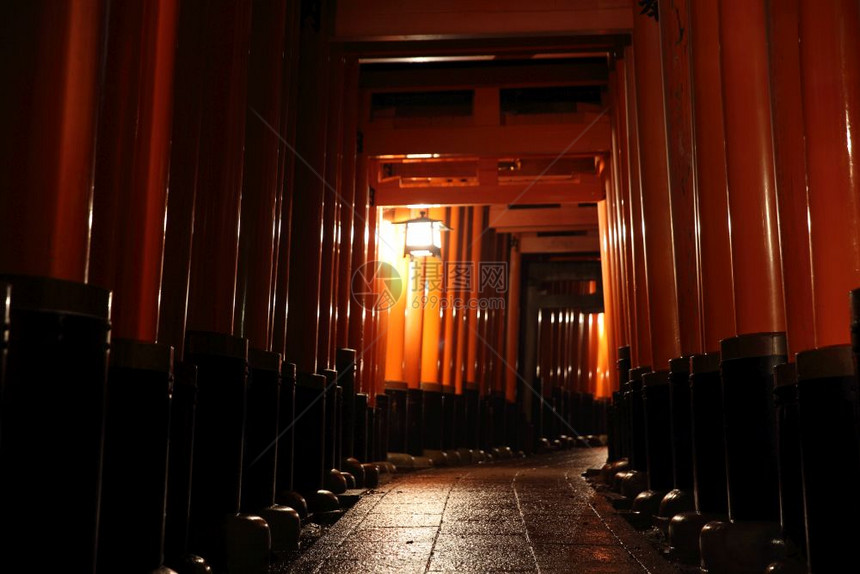 夜里Fushimnar神庙的fushimnar门图片
