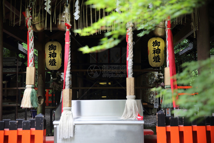 日本的寺庙有红门和京都的绿树叶图片