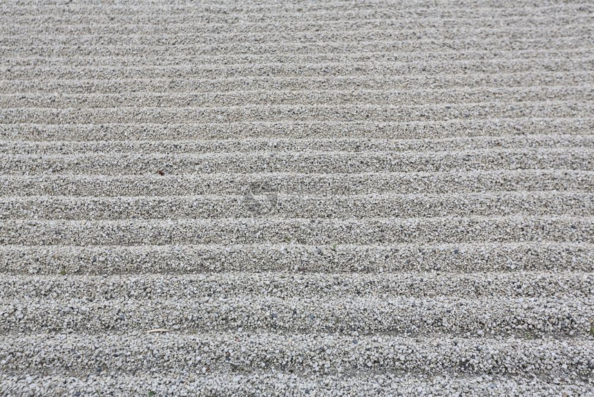 沙子中石块的日本人花园图片