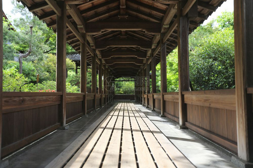 Japn寺庙木柴与日本花园京都寺庙一道行走图片