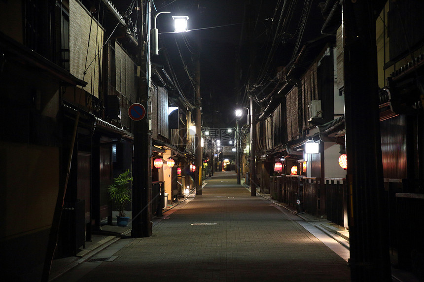 晚上在日本京都街上散步有选择地聚焦和模糊不清图片
