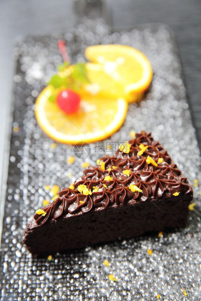 木本底的橙色巧克力蛋糕图片
