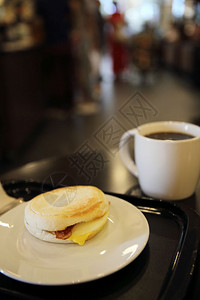 面包片夹培根鸡蛋和黑咖啡图片