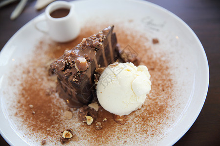 带香草冰淇淋甜点的深巧克力蛋糕图片