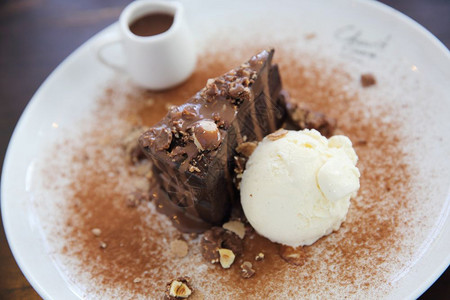 带香草冰淇淋甜点的深巧克力蛋糕图片