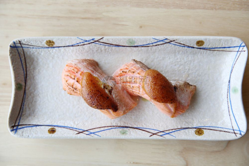 日食加烤鲑鱼寿司上面加海鲜酱图片