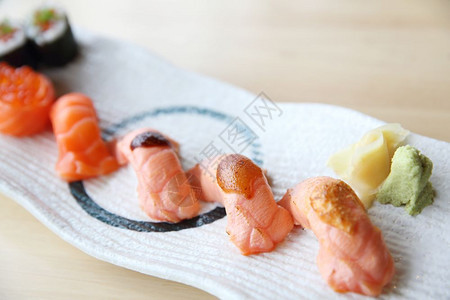 配有三文马基鲑鱼寿司和子酱的三文寿司高清图片