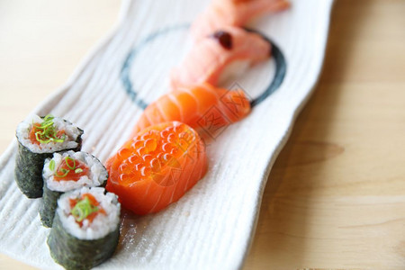 配有三文马基鲑鱼寿司和子酱的三文寿司图片