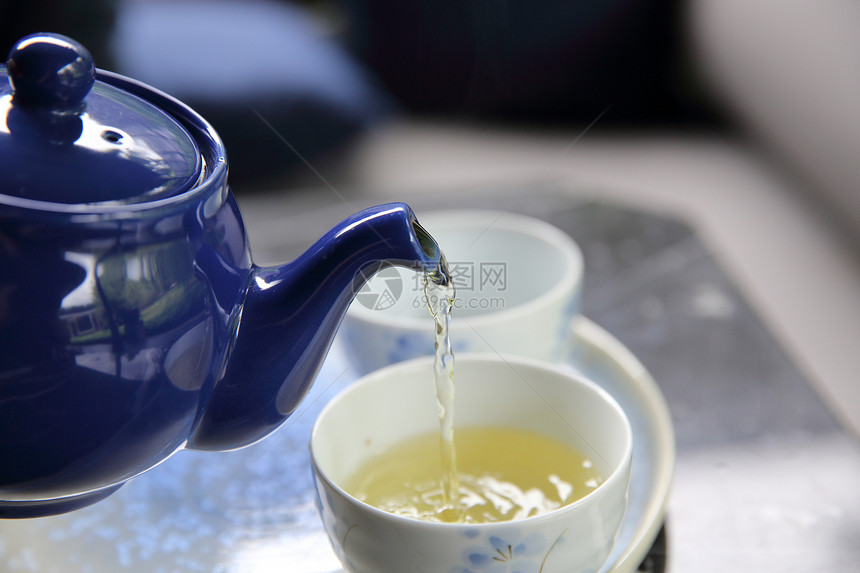 茶倒在杯中近眼前的国和日本饮料中图片