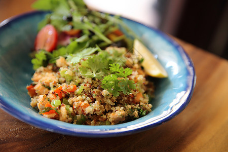 沙拉加quinoa和鲑鱼高清图片