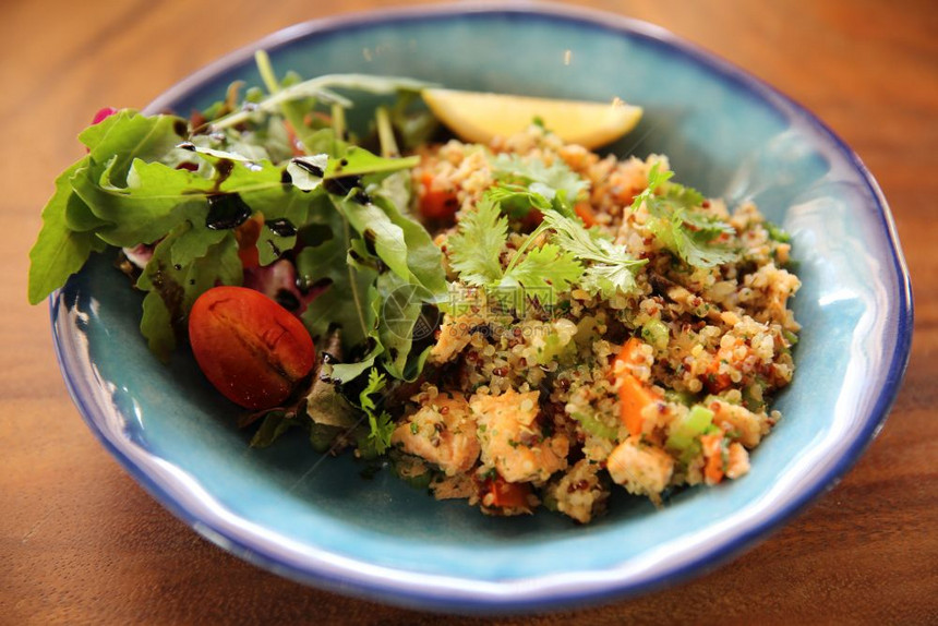 沙拉加quinoa和鲑鱼图片