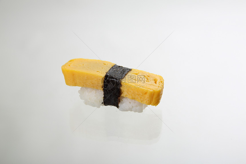 白色背景上单独的一个鸡蛋寿司图片
