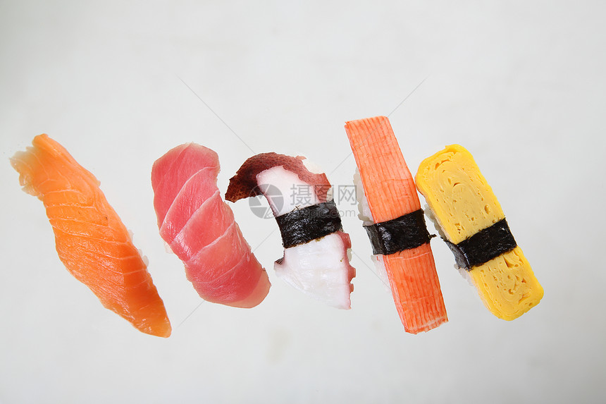 白背景中孤立的混合寿司图片