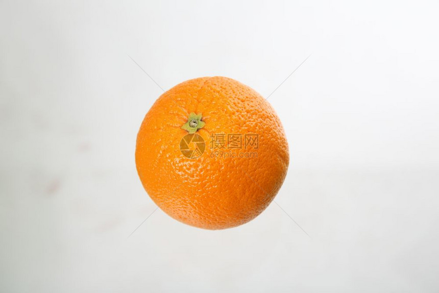 白背景中孤立的橙色图片