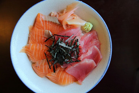 海鲜寿司和海苔图片