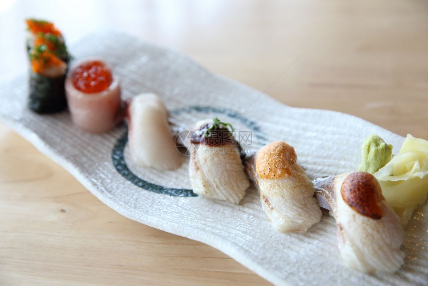 日式黄蜂寿司香草日式意大利食品图片