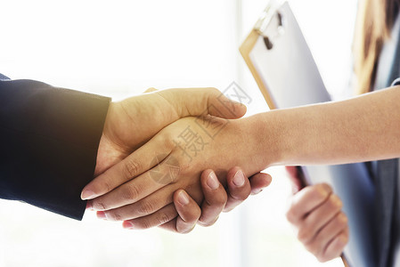 成功商业交易概念界人士在上任后握手图片