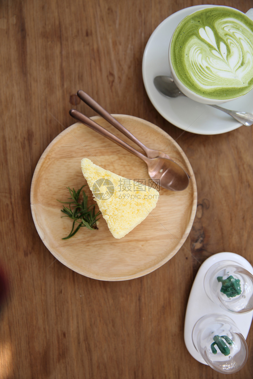 芝士蛋糕日式本含木底绿色茶图片