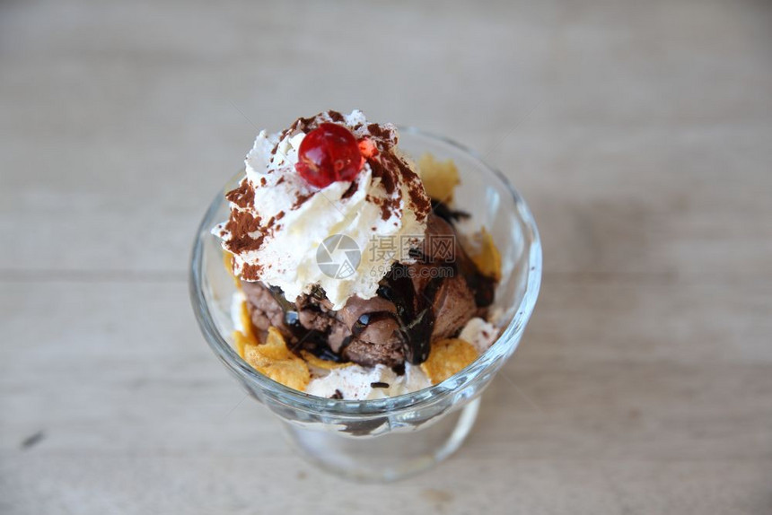 木本底巧克力冰淇淋图片