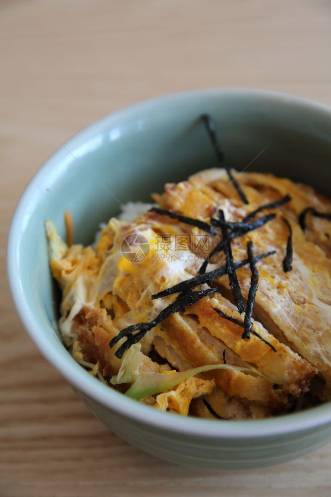 日本炸猪肉和鸡蛋炒饭图片