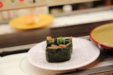 寿司铁路日本餐厅的寿司图片