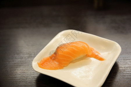 日语寿司餐厅的三文鱼寿司图片