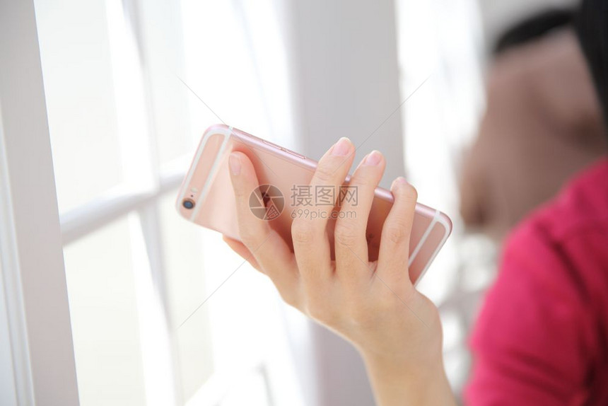 手上拿着智能手机的女人图片