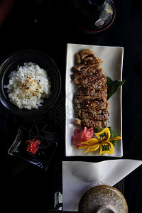 配有大米和日本菜汤的鸡Teriyak套餐图片