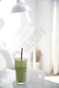 白咖啡店中的绿色茶叶拿铁图片