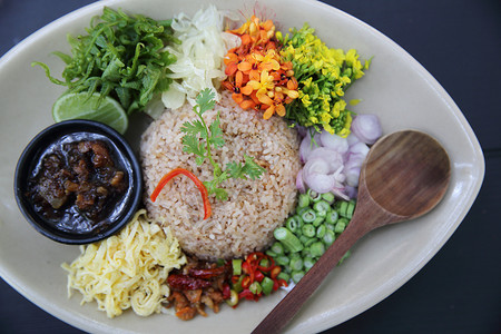 俯视图泰式米饭和各种配菜图片