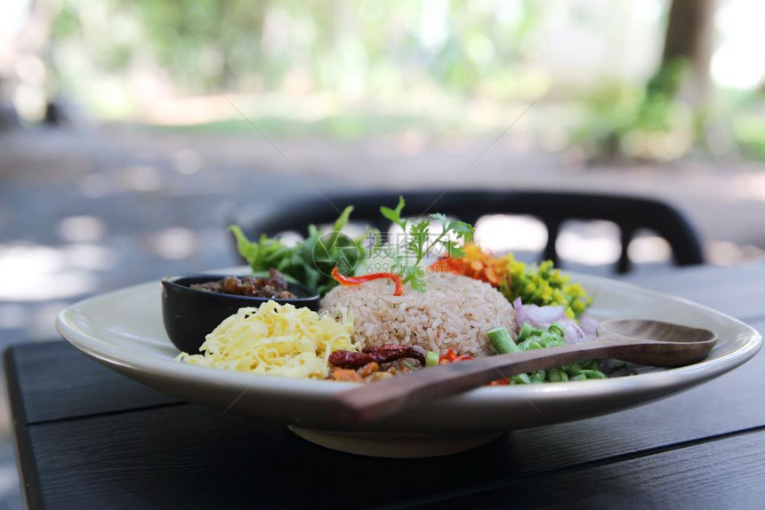 泰式米饭和各种配菜图片