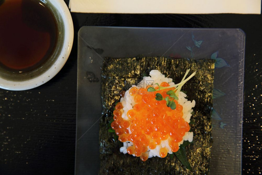 日耳曼食品ikura寿司鲑鱼罗与大米图片