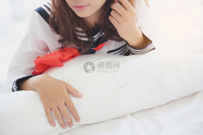 在卧室里穿着女校服醒来的亚洲女孩图片