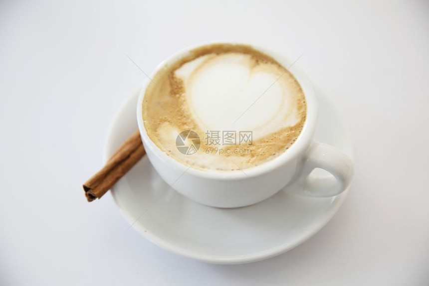 白色背景的卡布奇诺咖啡图片
