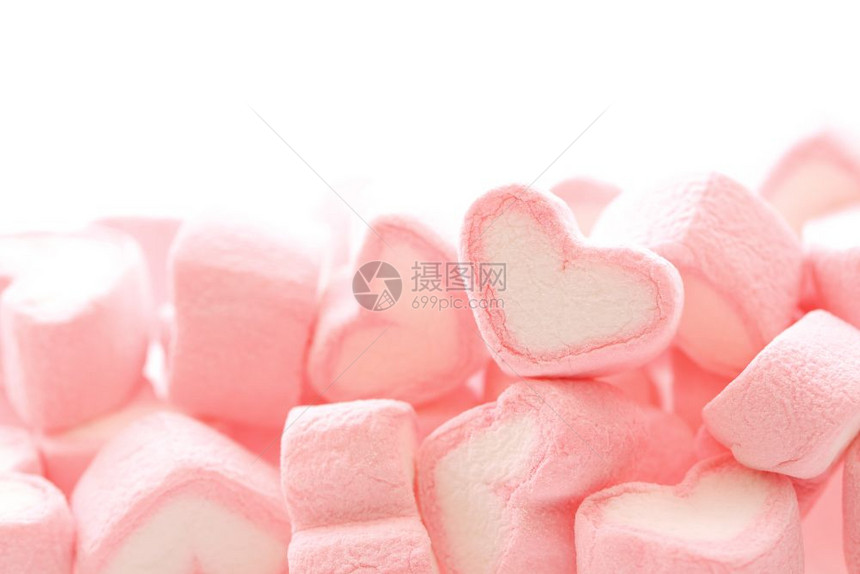白色背景中孤立的粉红心脏图片