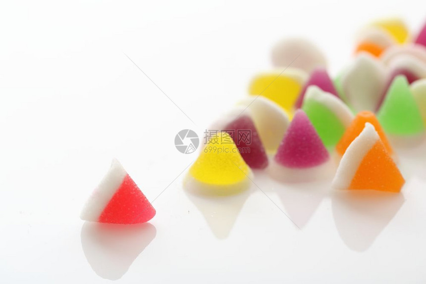 在白色背景中孤立的彩色果冻糖图片
