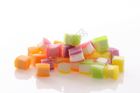 糖果体白色背景中孤立的彩色方体果冻糖背景