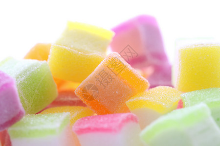 白色背景中孤立的彩色方体果冻糖高清图片