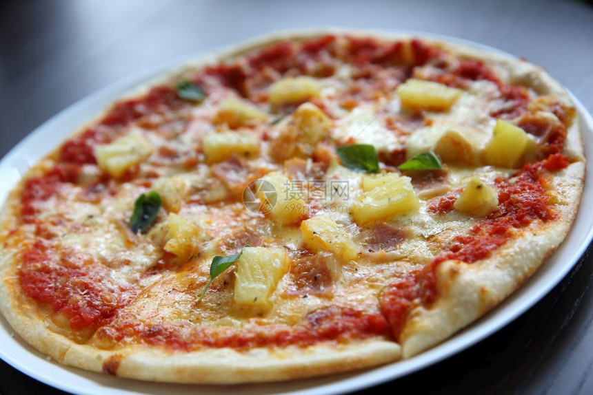 披萨比与火腿菠萝奶酪木本底图片