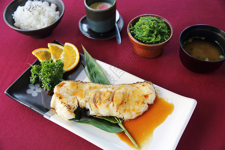日本风格烧烤黑鳕鱼背景图片