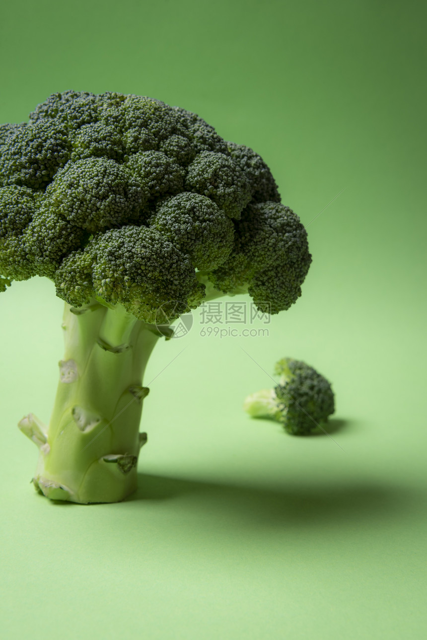 绿色背景的新鲜西兰花绿色背景的原始健康食品最小形象图片