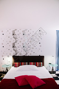 长虹卧波2013年9月8日晚点分瑞士现代富有活力的多彩卧室内有红色扶手椅织布枕头干净床单侧桌和图形型壁纸背景