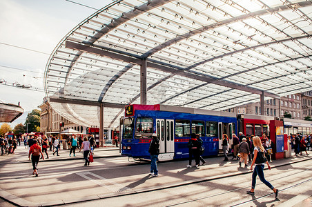 凌晨瑞士市中心电车和公交站被大型玻璃屋顶覆盖背景图片
