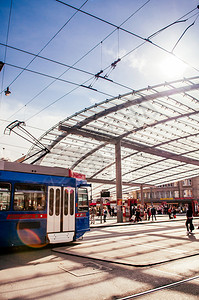 凌晨瑞士市中心电车和公交站被大型玻璃屋顶覆盖图片