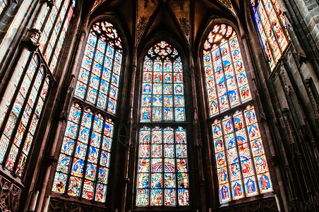 哥特式窗口2013年9月7日伯恩街号威采兰街特别美丽的彩色玻璃窗讲述基督福音教堂或伯恩门徒哥特风格建筑的故事背景
