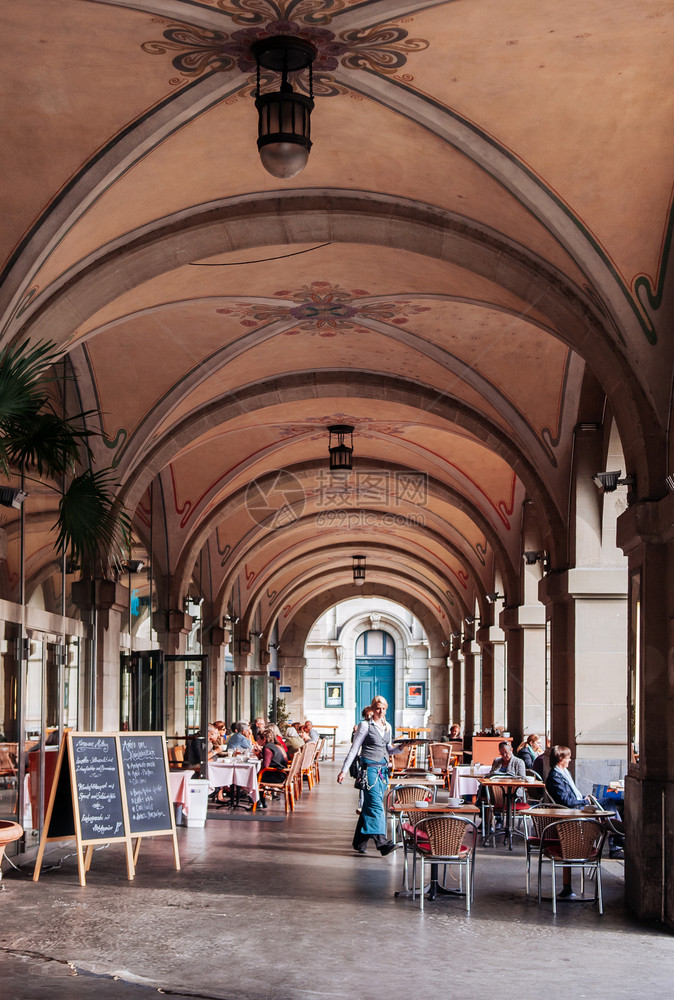 2013年9月7日瑞士欧洲游客在街上餐厅吃午图片