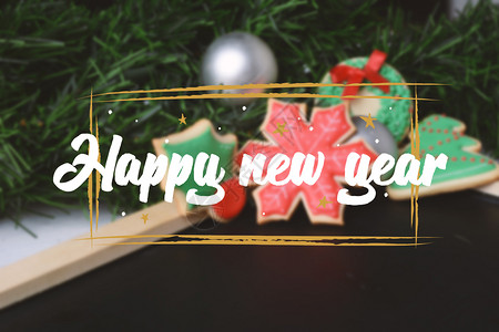圣诞饼干黑板和装饰品带有文本快乐的新年聚焦于文本新年快乐概念图片